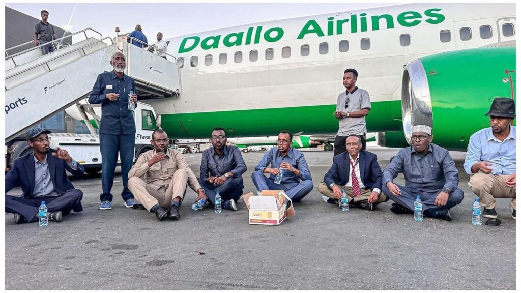 Xildhibaano Ku Sugan Garoonka Muqdisho Kadib Markii Duulimaadkoodii Ku Wajahnaa Garoowe La Soo Celiyay