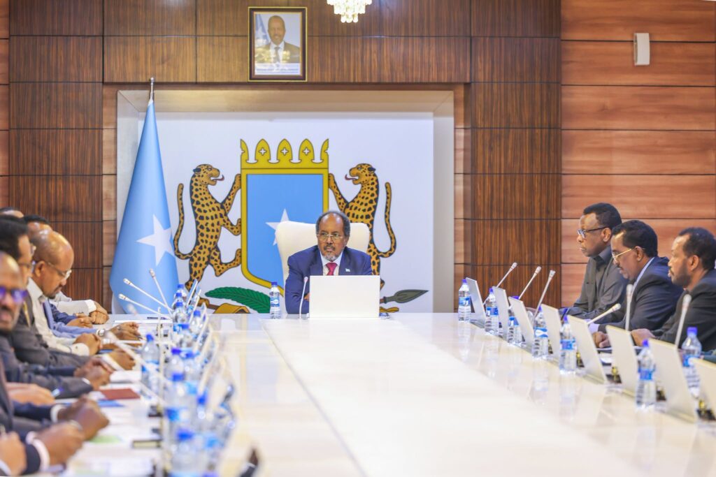 Baasaboorrada Kenya: Waa Khamiistii La Ballamay